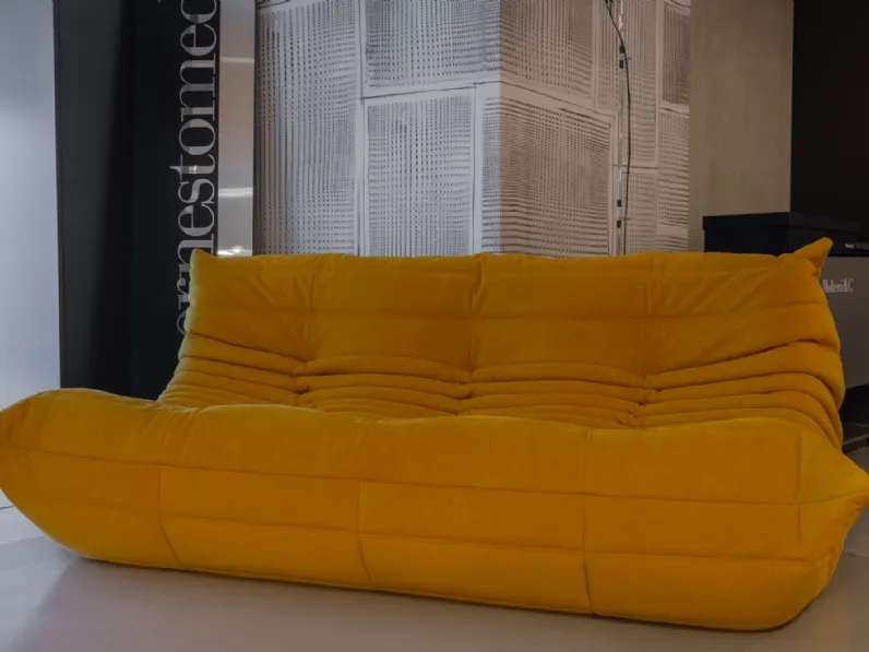 Divano design tessuto Togo di Ligne roset con sconto del - 25%