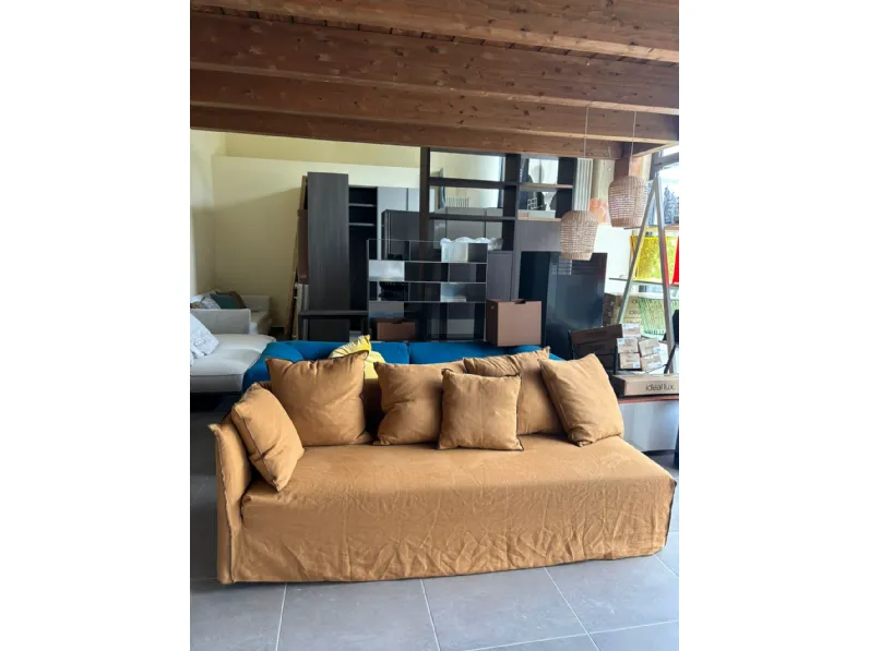 Divano Ghost tessuto in poliuretano  Gervasoni a prezzo Outlet