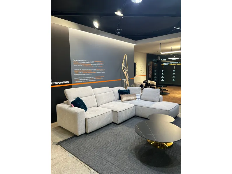 Divano Swan tessuto in poliuretano  Le comfort a prezzo Outlet