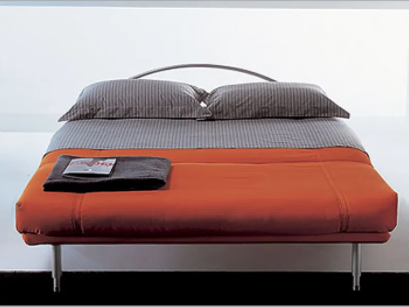 Divano-letto Bonaldo modello Amico. Divano-letto con la struttura in metallo e l'imbottitura in tessuto.