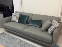 Divano moderno tessuto Bristol di Doimo salotti con sconto del - 40%