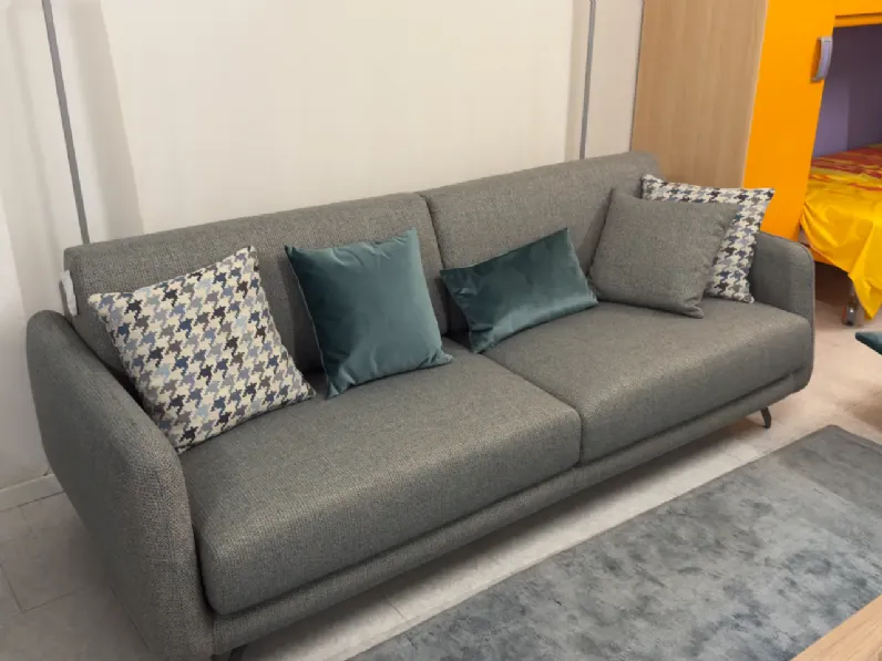 Divano moderno tessuto Bristol di Doimo salotti con sconto del - 40%
