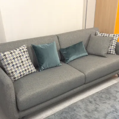 Divano moderno tessuto Bristol di Doimo salotti con sconto del - 40%