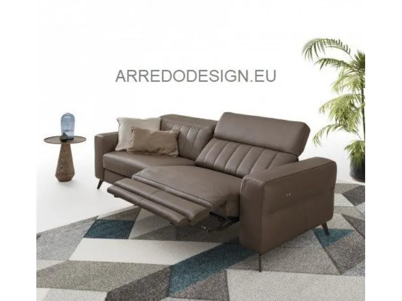 Divano lineare modello Egon di Le comfort a prezzi outlet
