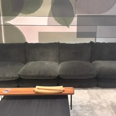 Divano Pillo sofa standard in Tessuto Knoll a prezzo ribassato