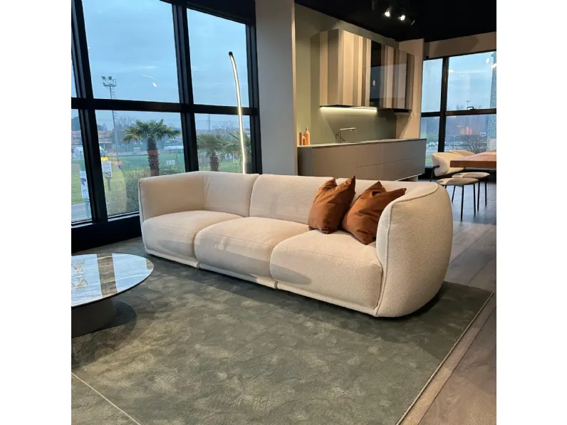 Divano design tessuto Vela piping di Saba con sconto del - 35%