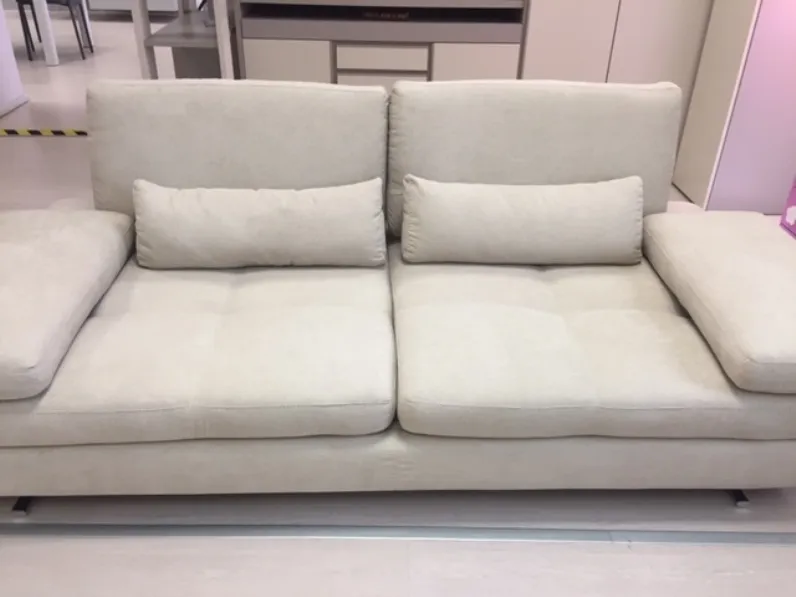 Scopri il Divano Serena Nicoletti Home in Offerta Outlet a soli 1700€! Un'occasione imperdibile per arredare con stile!