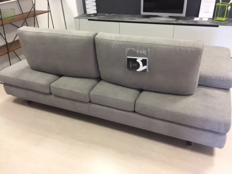 Scopri il Divano Serena Nicoletti Home in Offerta Outlet a soli 1700€! Un'occasione imperdibile per arredare con stile!
