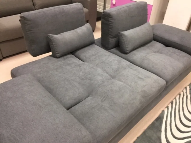 Scopri il Divano Serena Nicoletti Home in Offerta Outlet a soli 1700€! Un'occasione imperdibile per arredare con stile!