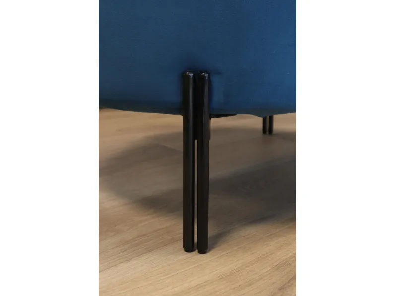 Pouf in tessuto Timis a marchio Le comfort a prezzo scontato