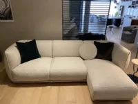 Divano design tessuto Vela piping di Saba con sconto del - 25%