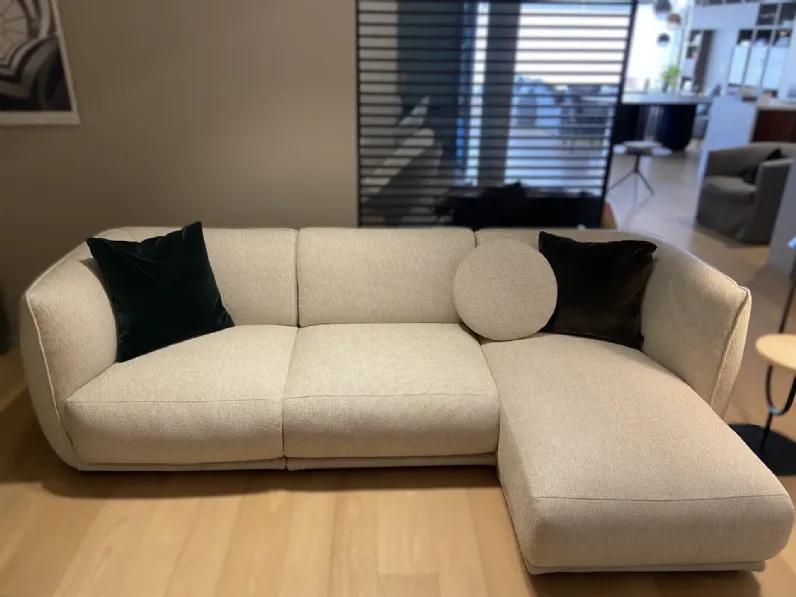 Divano design tessuto Vela piping di Saba con sconto del - 25%