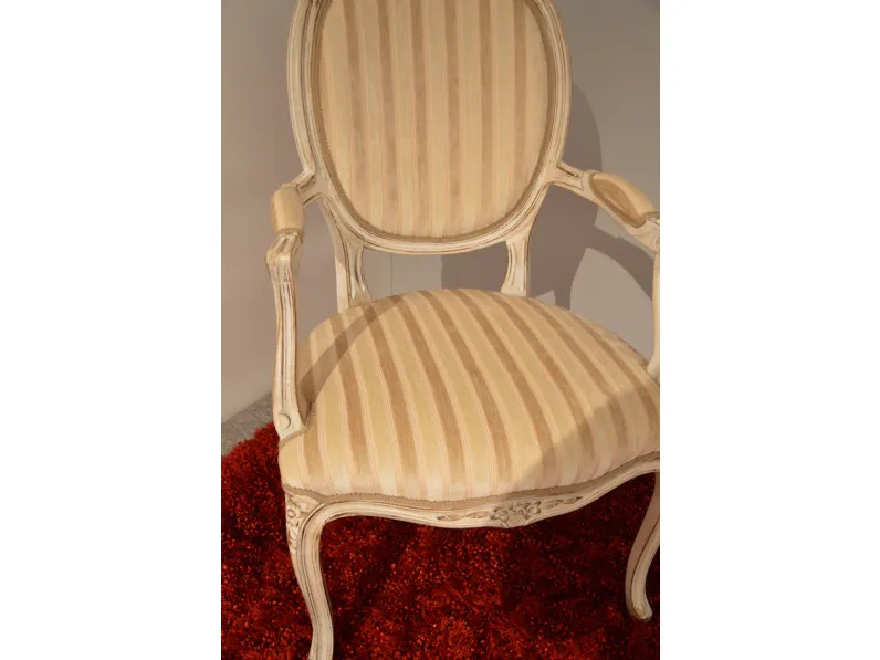 Poltrona di Produzione Artigianale. Rifiniti in laccatura in stile provenzale Shabby Chic. Il rivestimento della seduta è realizzato in tessuto. Offerta Outlet Mobilgross.  Scontata del -50%.  