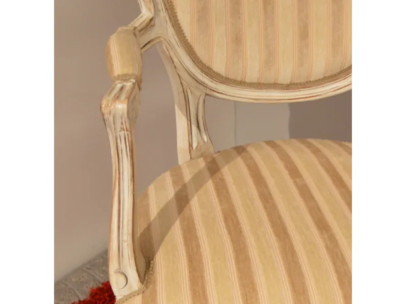 Poltrona di Produzione Artigianale. Rifiniti in laccatura in stile provenzale Shabby Chic. Il rivestimento della seduta è realizzato in tessuto. Offerta Outlet Mobilgross.  Scontata del -50%.  