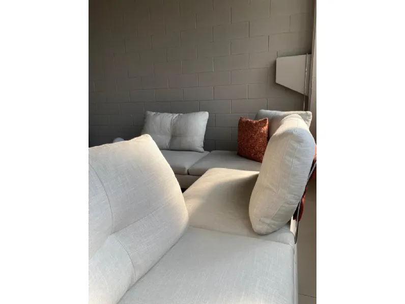 Scopri il Divano Limes new Saba: design moderno, prezzo scontato! Un'opportunit da non perdere.
