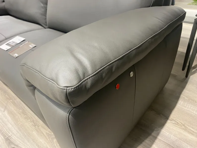Scopri il divano relax William di Doimo Salotti in OFFERTA, con uno sconto del 52%!