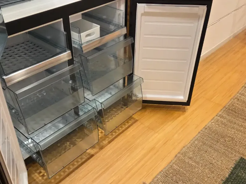Frigorifero modello Frigo hitachi 4 porte vetro nero  Haier in offerta
