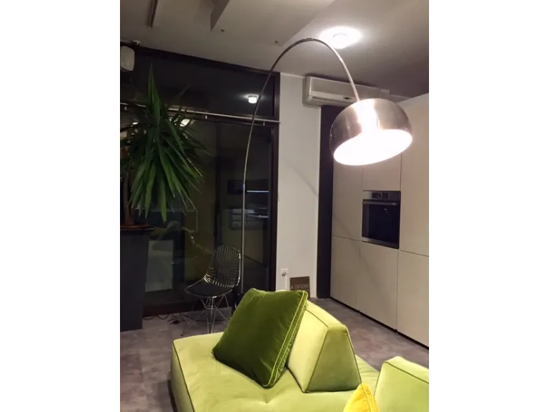 Lampada da terra modello Arco - 375a in piattina di acciaio satinato estensibile e base in marmo nero venato - Esprit Nouveau