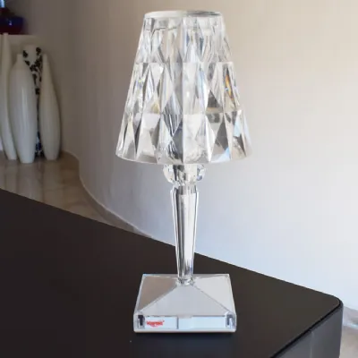 Scopri la Lampada da Tavolo Buttery Kartell con forte sconto! Design unico e inconfondibile. Acquista ora!