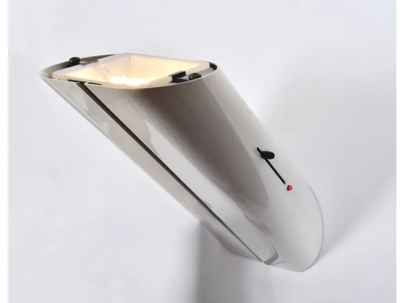 Scopri l'Offerta Outlet sulla Lampada da Parete Megaron Artemide! Una scelta di stile e qualit.