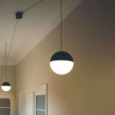 Lampada da parete in metallo String light  Flos a prezzo Outlet