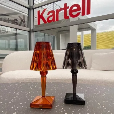 Lampada da tavolo Battery Kartell a prezzo Outlet 