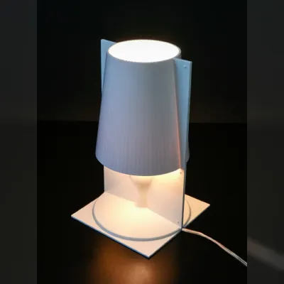 Scopri la lampada da tavolo Kartell Take, moderna e conveniente!