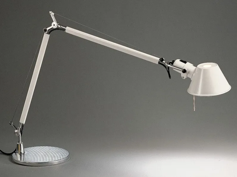 Lampada da tavolo stile Design Tolomeo con base diam.23 Artemide in offerta outlet