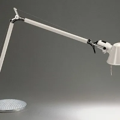 Lampada da tavolo stile Design Tolomeo con base diam.23 Artemide in offerta outlet