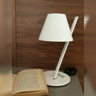 Lampada da tavolo stile Moderno La petite Artemide in saldo