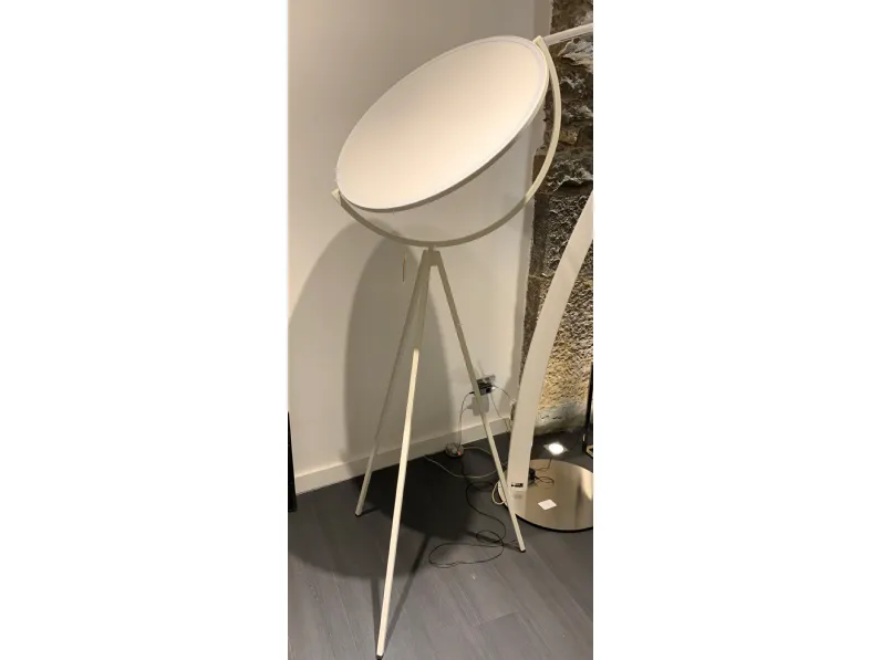 Lampada da terra in metallo Superloon Flos a prezzo Outlet