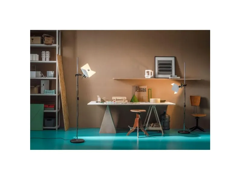 Da terra Triedo piantana stilnovo Linea light con uno sconto esclusivo