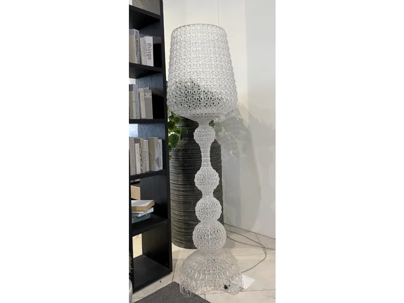 Lampada da terra Kartell in offerta outlet. Stile Design Kabuki.