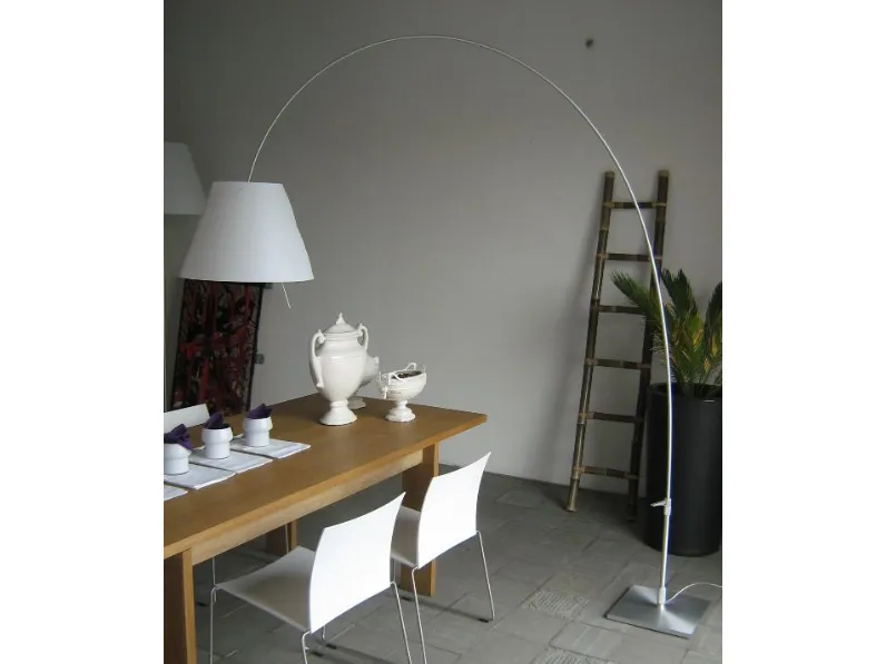 Da terra in metallo Costanza lady lampada da terra  Luceplan in Offerta Outlet