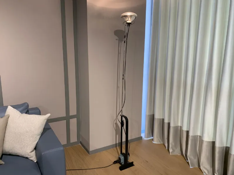 Lampada da terra Toio Flos a prezzo scontato 