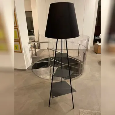 Scopri la Lampada da terra Tribeca Mogg a prezzo Outlet! Design in metallo di qualit per arredare al meglio la tua casa.