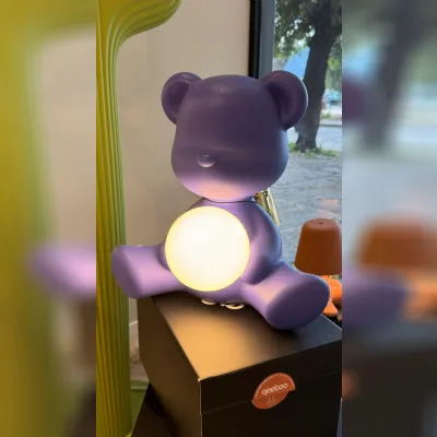 Da tavolo in plastica Teddy girl lamp with rechargeable led Qeeboo a prezzo scontato