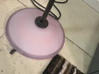 Da terra Lampada stelo nera e vetro viola  Artemide in Offerta Outlet 