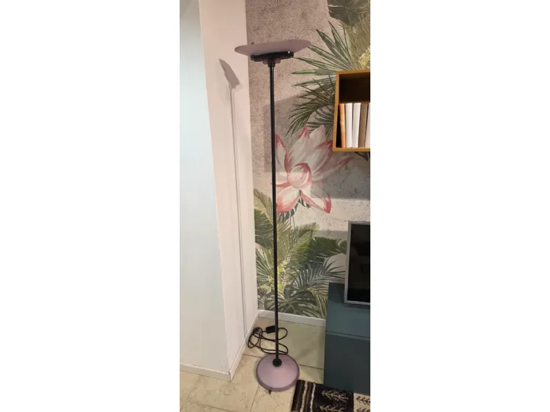 Da terra Lampada stelo nera e vetro viola  Artemide in Offerta Outlet 