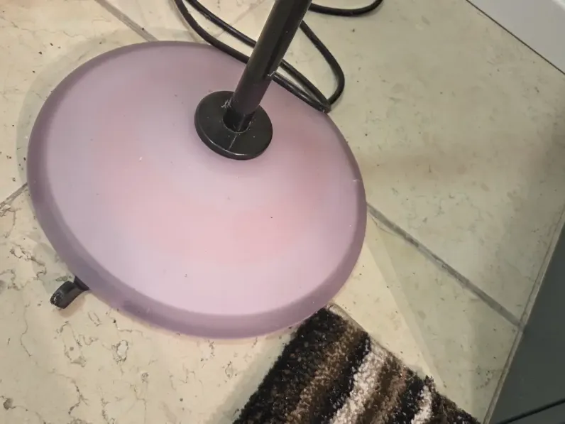 Da terra Lampada stelo nera e vetro viola  Artemide in Offerta Outlet 