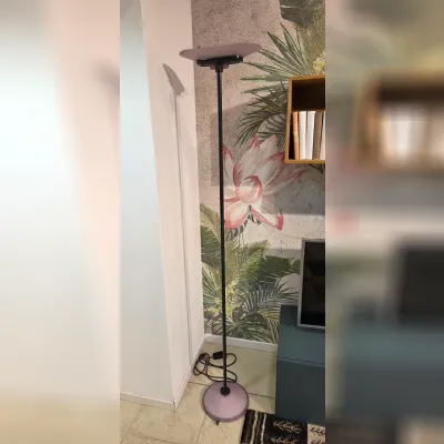 Da terra Lampada stelo nera e vetro viola  Artemide in Offerta Outlet 