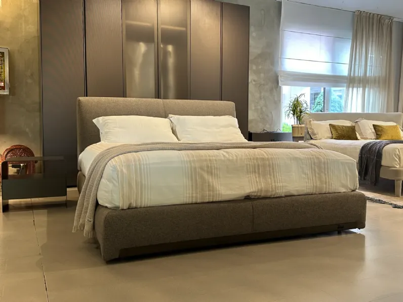 Letto imbottito modello Atelierm di Flou scontato 20%