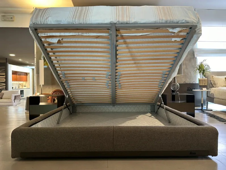 Letto imbottito modello Atelierm di Flou scontato 20%