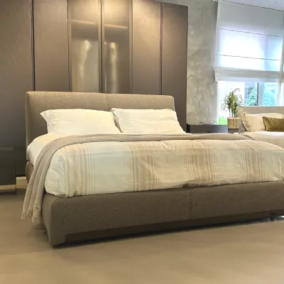 Letto imbottito modello Atelierm di Flou scontato 20%