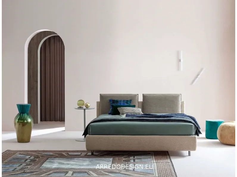 Letto imbottito modello Frick basso di Twils scontato 30%