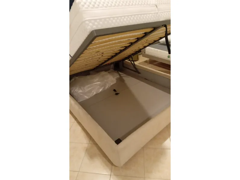 Letto imbottito modello Allen di Le comfort scontato 30%