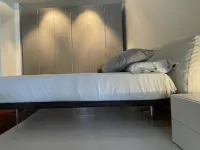Letto matrimoniale con piedini Letto effetto sospeso Veneran a prezzo ribassato