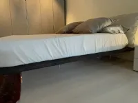 Letto matrimoniale con piedini Letto effetto sospeso Veneran a prezzo ribassato