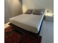 Letto matrimoniale con piedini Letto effetto sospeso Veneran a prezzo ribassato