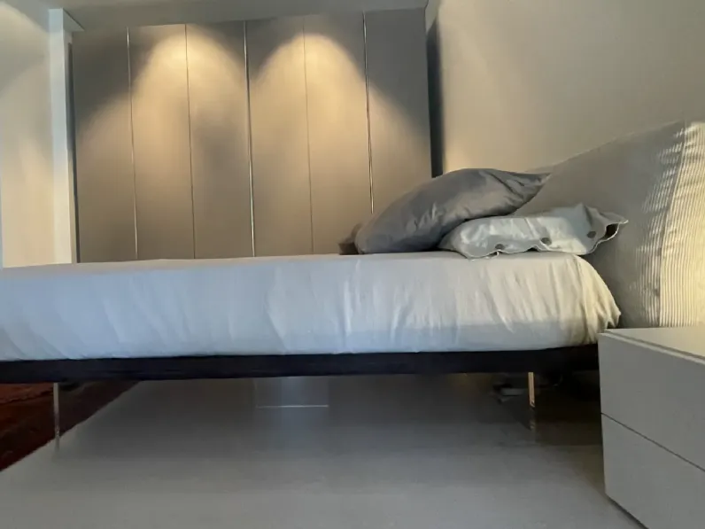 Letto matrimoniale con piedini Letto effetto sospeso Veneran a prezzo ribassato